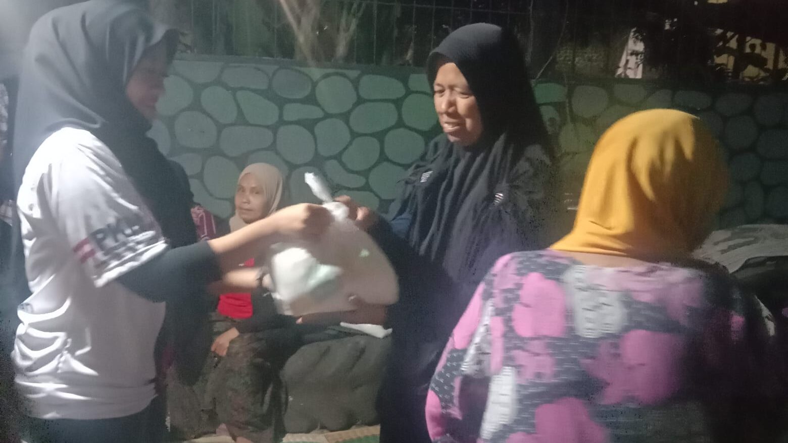 Masyarakat Penuh Antusias, Ketua PIMCAB PKN Ciamis Silnia DPW Bagikan Sembako untuk Jompo