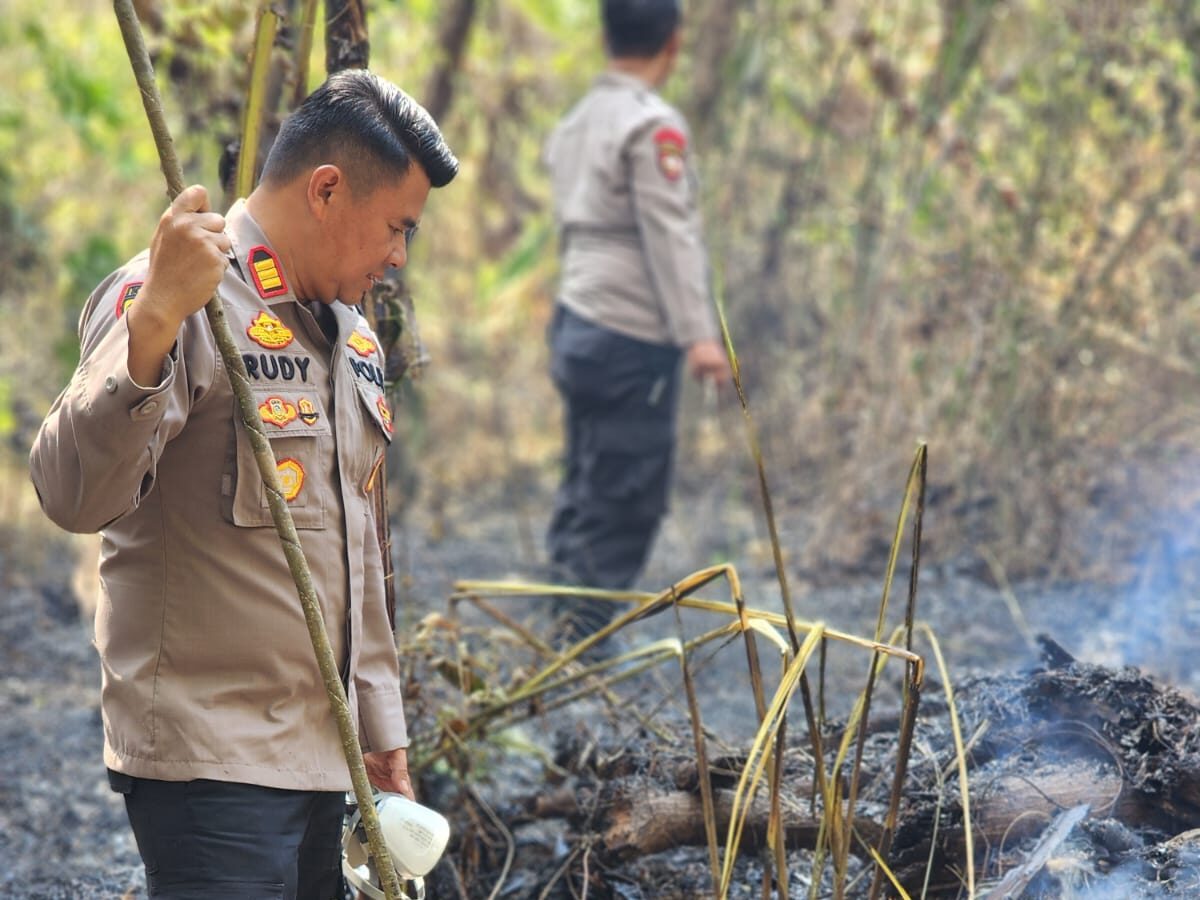 Polsek Cikijing Majalengka Berhasil Padamkan Api Kebakaran Lahan