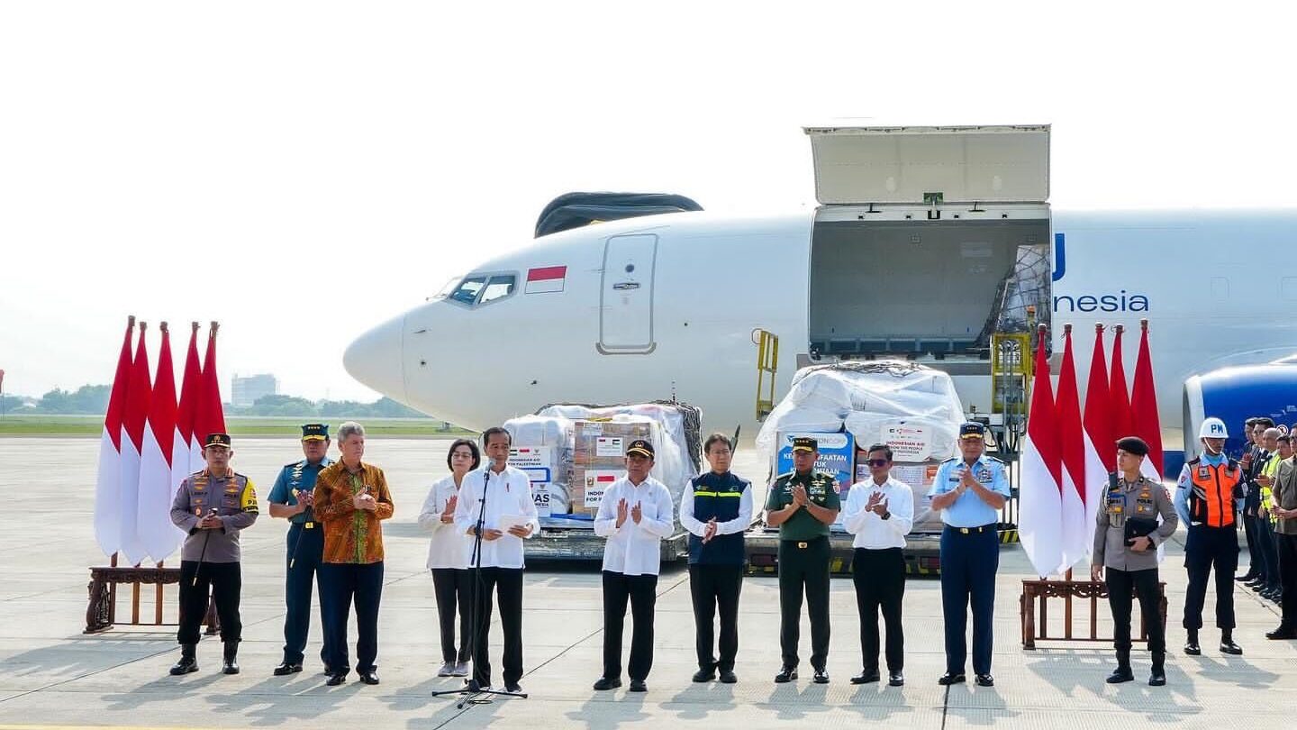 Kapolri Bersama Panglima TNI Mendampingi Presiden Joko Widodo melepas pengiriman Bantuan Kemanusian Tahap II ke Palestina