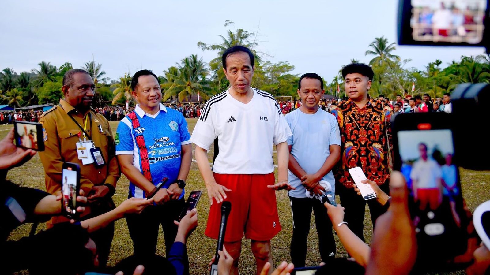 Presiden Jokowi Mengenakan Kaus  Putih  Nomor Punggung 23, Ramaikan Lapangan Sepak Bola Sorido Bersama Para Pelajar