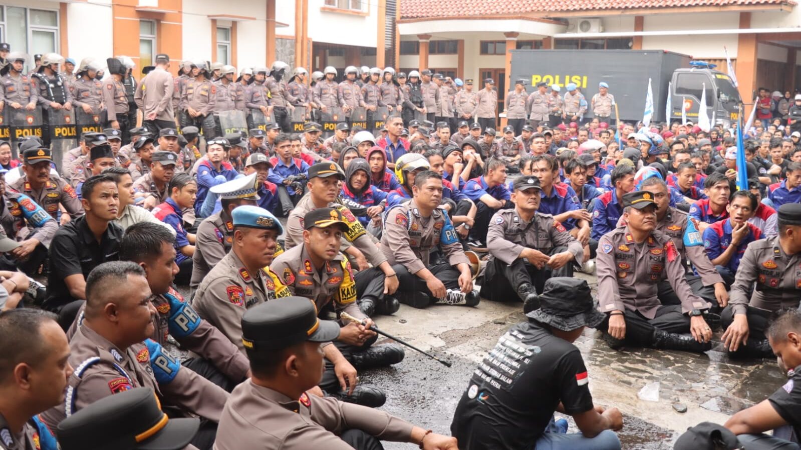 Kapolres Majalengka Duduk Bersama Pengunjuk Rasa di Tengah Hujan, Perjuangan Tetap Berlanjut