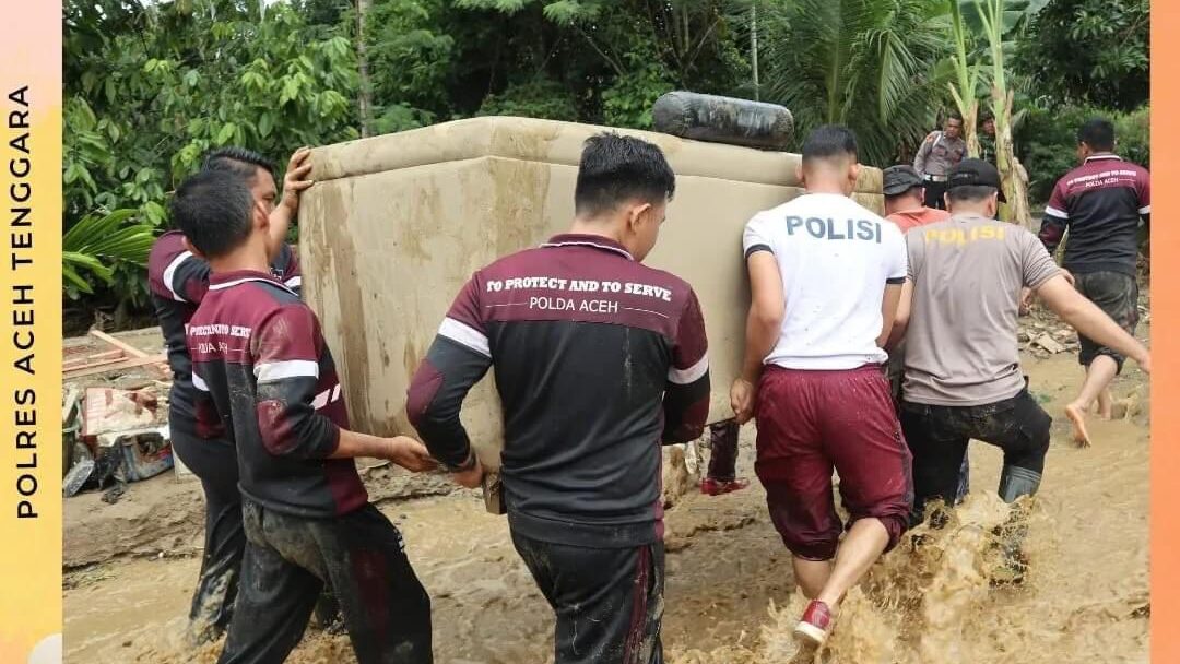 Kapolres Aceh Tenggara dan Personel Polres Turun Langsung Bantu Masyarakat Terdampak Banjir