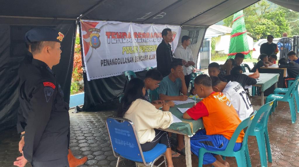 Polda Sumut Dirikan Tenda Serba Guna Bantu Anak-Anak Korban Longsor Humbahas Ujian Semester