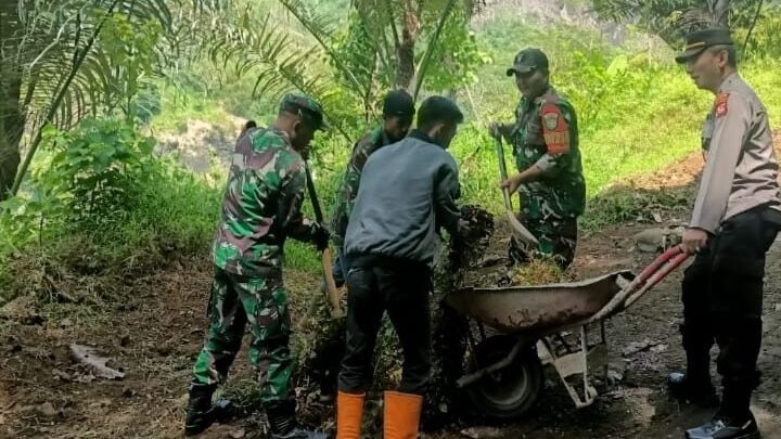 Kabid Humas Polda Jabar : Antisipasi Potensi Bencana Alam Polisi Kerja Bakti Membersihkan Lingkungan