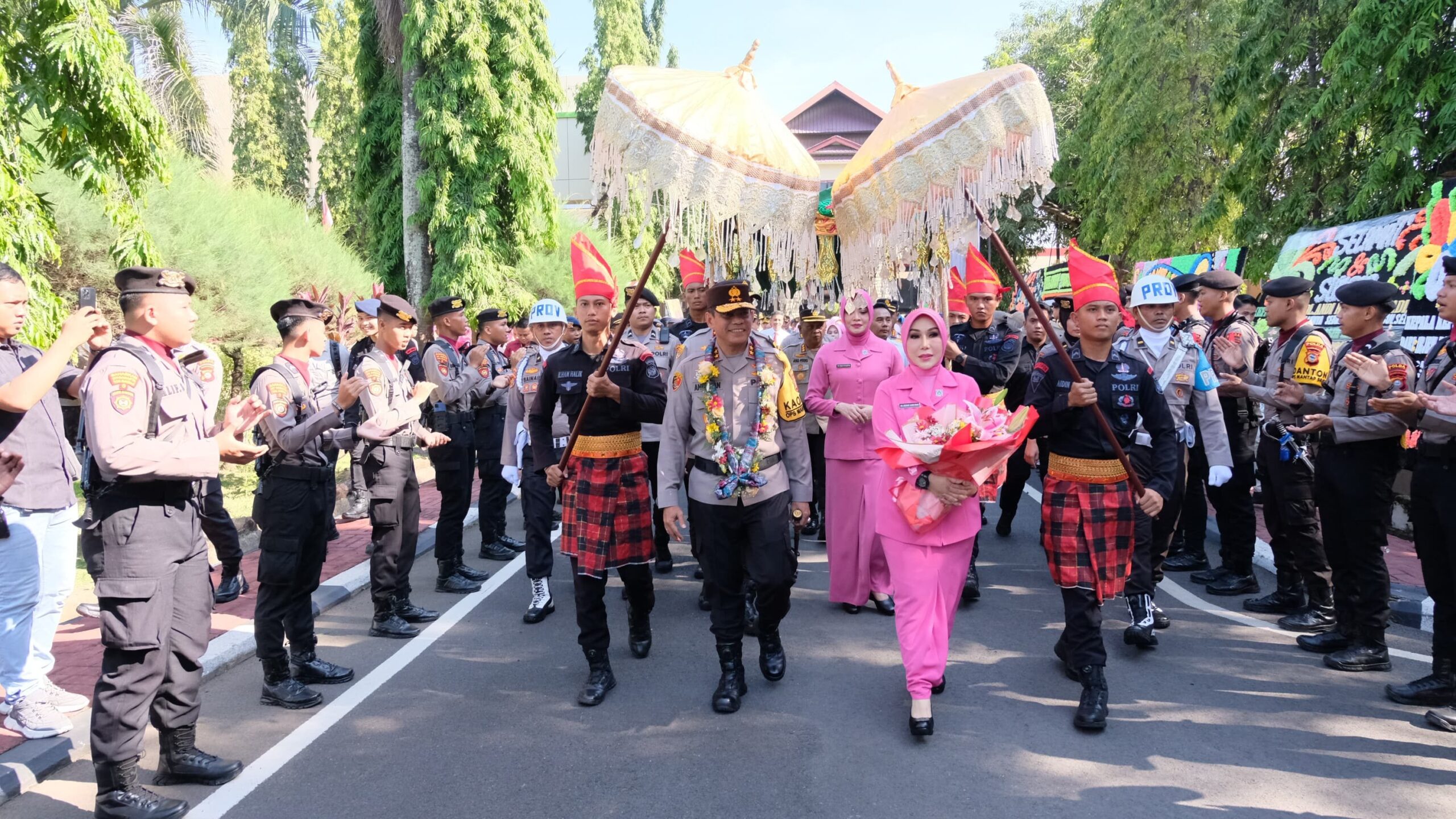 Kapolda Sulsel Tiba di Mapolda Sulsel, Disambut Tradisi Angngaru Dan Tarian Paduppa Polwan Polrestabes Makassar