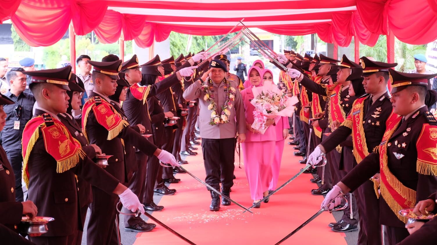 Pelepasan Kapolda Lama, Tradisi Pengantaran Irjen Pol Drs. Setyo Boedi Moempoeni Harso, dengan Pedang Pora di Polda Sulsel