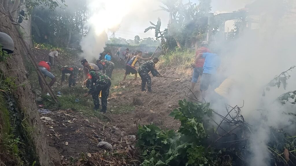 Cegah Terjadinya Banjir, Anggota Koramil Wonodadi Bersama Tiga Pilar Dan Warga Masyarakat, Pembersihan Sungai Kali Wedi