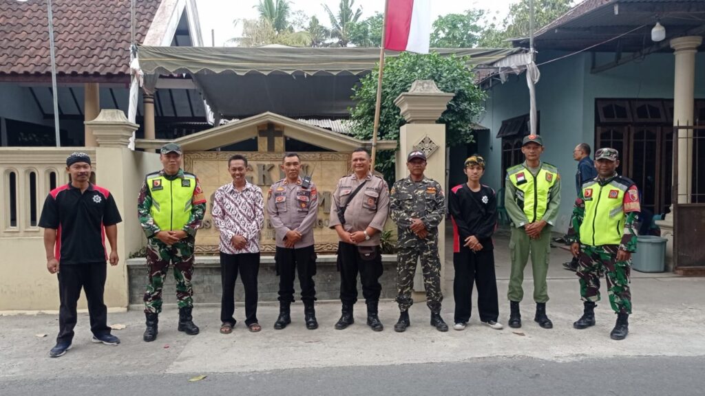 Wujudkan Ibadah Natal Aman, Anggota Koramil Jajaran Kodim 0808/Blitar Laksanakan Pengamanan Di Wilayah Masing-Masing