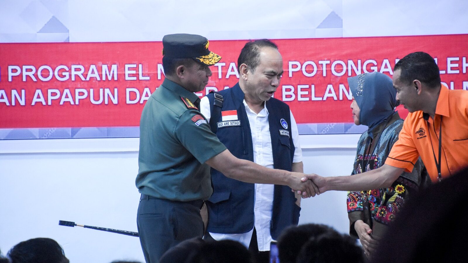 Panglima TNI Mendampingi Presiden RI Resmikan BTS 4G dan Pemberian BLT Di Sulawesi Utara