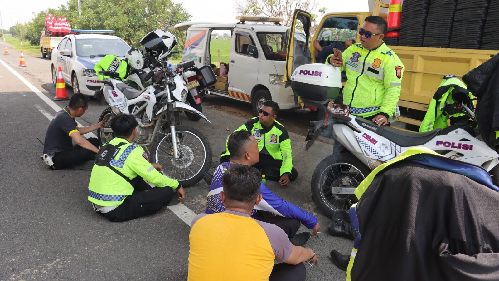 Terobosan Unik Petugas Ops Lilin Lodaya 2023: Istirahat Santai di Pinggir Jalan Area Gate Tol Kertajati