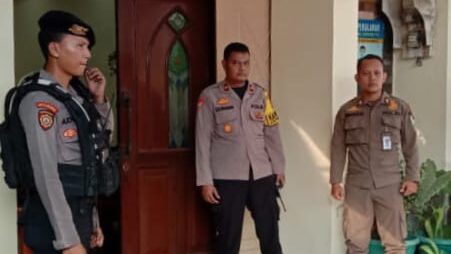 Tim Pengamanan Polres Majalengka Sterilisasi Gereja Jelang Ibadah Nataru di Jatiwangi