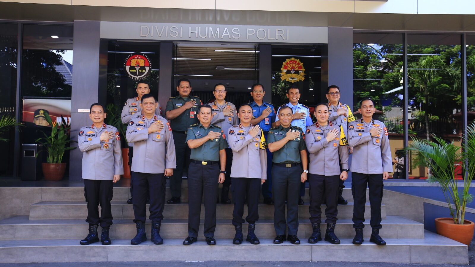 Kadiv Humas Terima Kunjungan Kapuspen TNI, Sinergitas Kunci Lewati Tantangan