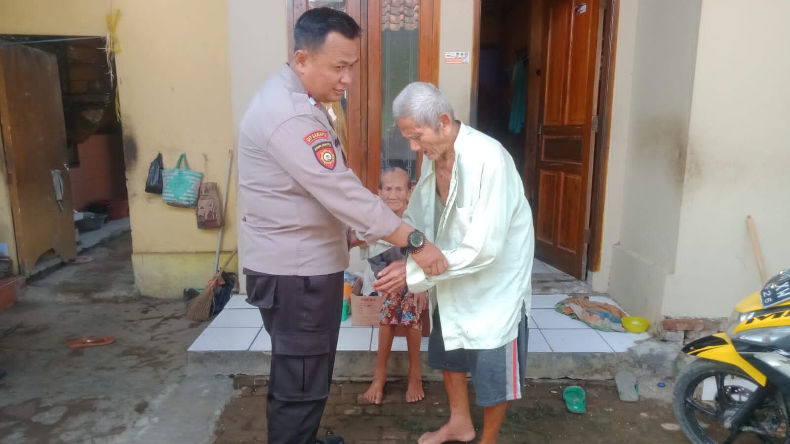 Bhabinkamtibmas Polsek Dawuan Sambangi Warga Desa Balida dalam Upaya Wujudkan Kamtibmas Kondusif