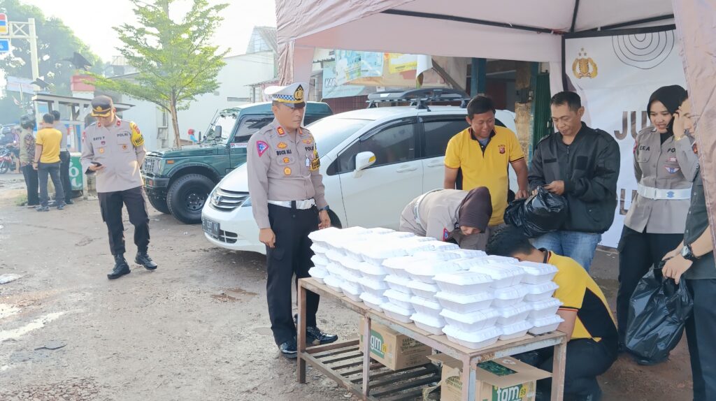 Satlantas Polres Majalengka Gelar Jumat Berbagi: Bagikan 100 Porsi Makanan Gratis untuk Masyarakat