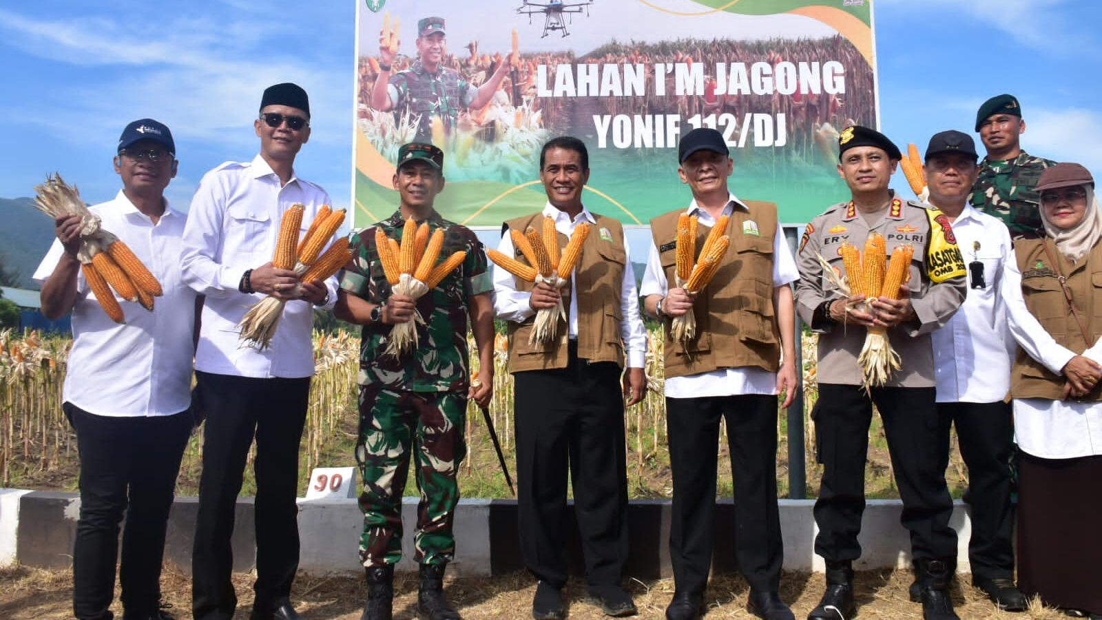 Kolaborasi Kementan-TNI Percepat Swasembada, Mentan Amran Panen dan Tanam Jagung di Aceh