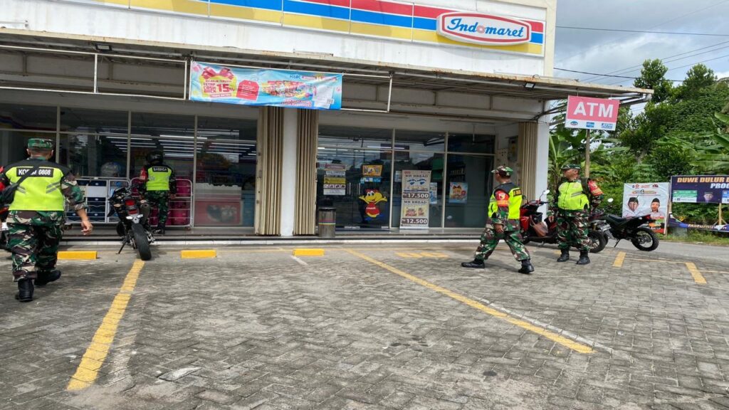 Tingkatkan Pengamanan Jelang Pemilu, Anggota Koramil Jajaran Kodim 0808/Blitar Gencarkan Patroli Di Wilayah Masing-Masing