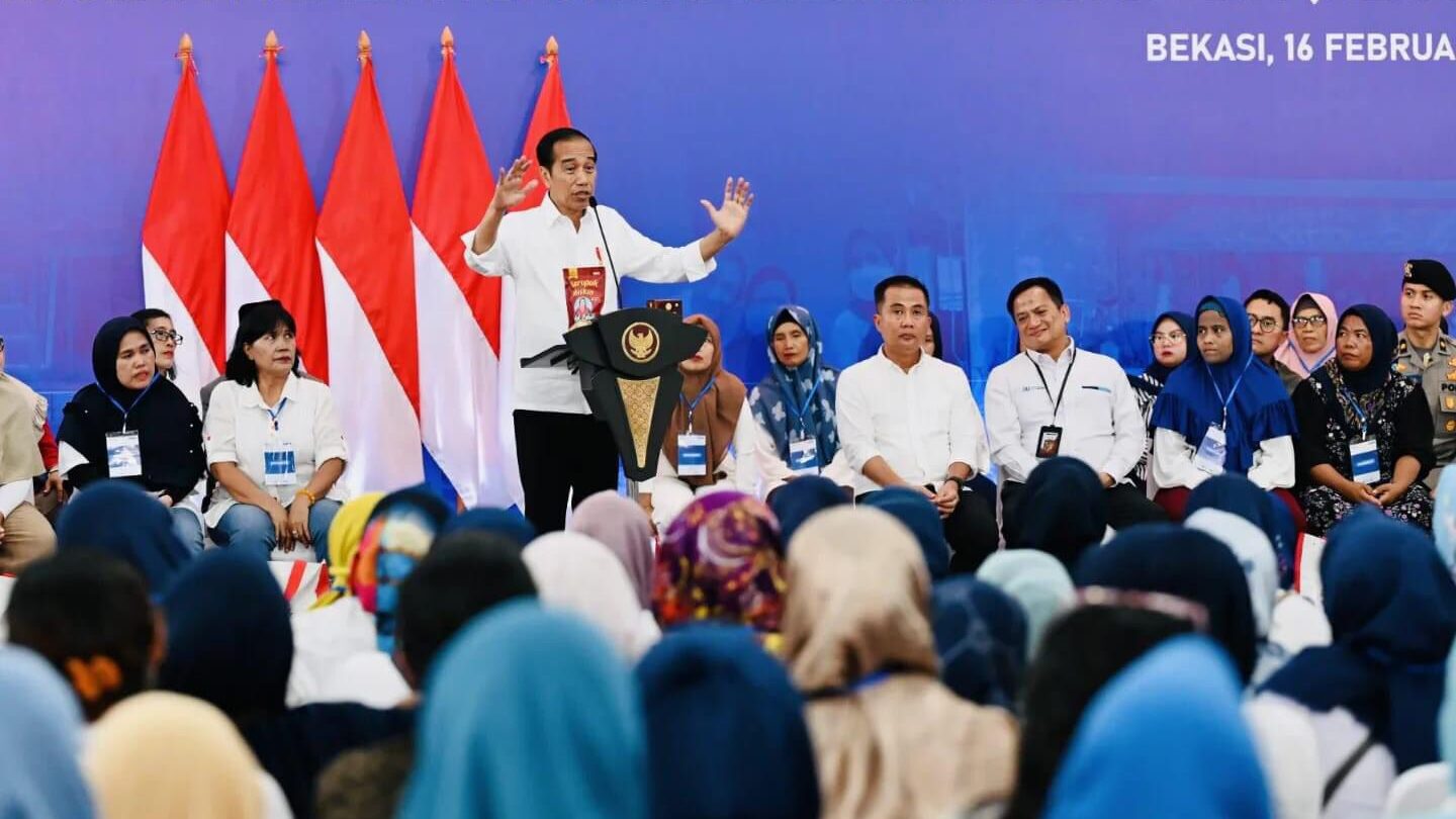 Bapak Presiden Joko Widodo Saat Bersilaturahmi Dengan Para Nasabah Program Membina Ekonomi Keluarga Sejahtera (Mekaar)