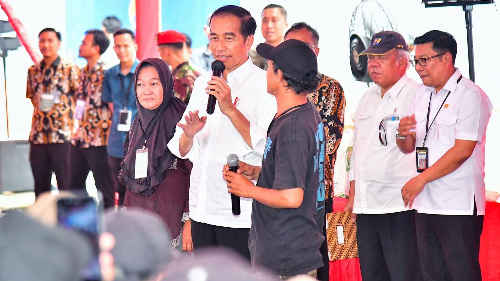 Presiden Jokowi Serahkan Bantuan Pangan Cadangan Beras Pemerintah (CBP) Kepada  (KPM) di Gudang Bulog Batangase SulSel