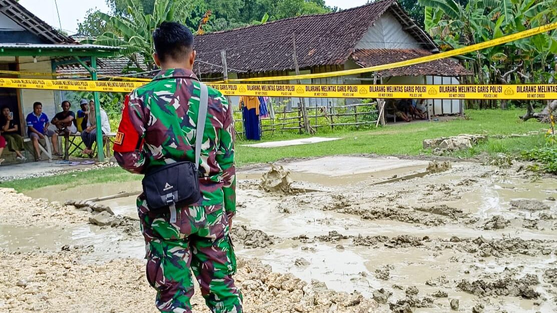 Babinsa Koramil Kedungadem Bojonegoro tinjau Semburan Lumpur Beraroma Belerang