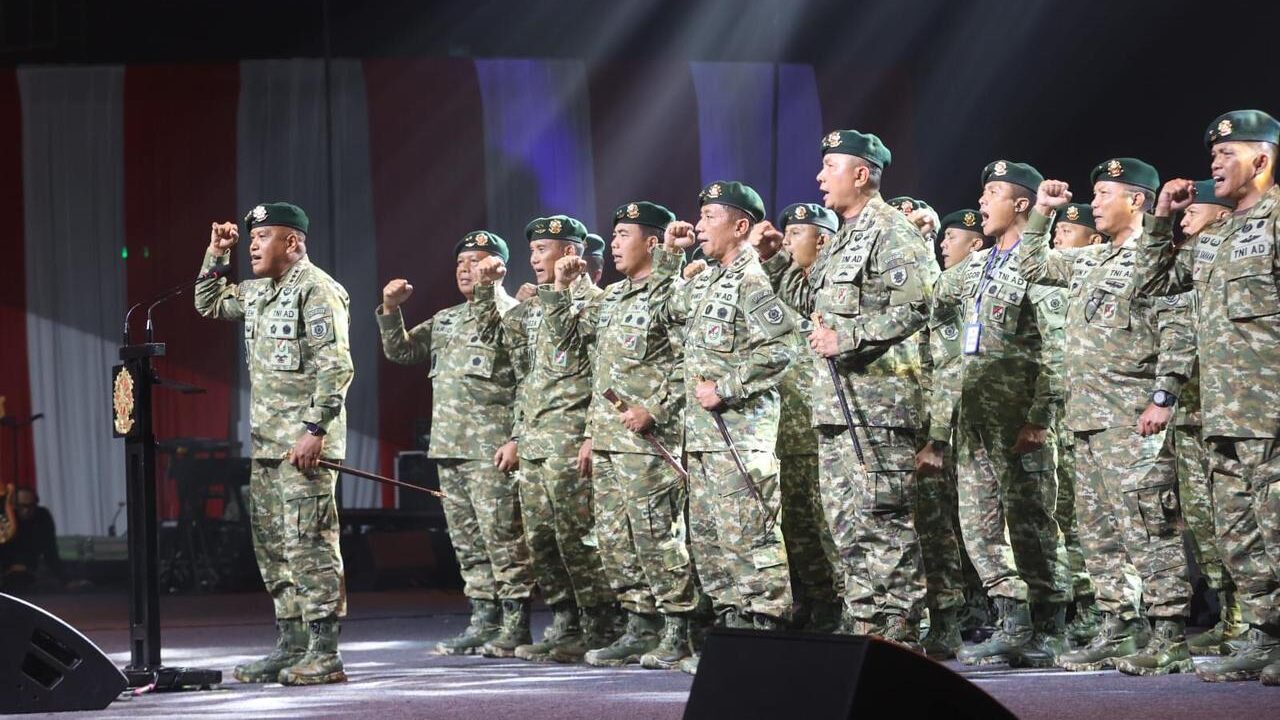 Peringati 63 Tahun Pengabdian Kostrad Panglima TNI dan Kasad Menghadirkan Sesepuh Kostrad Acara syukuran Dengan Prajurit “Cakra”