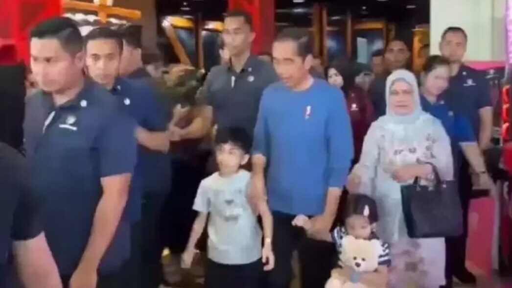 Manfaatkan Hari Libur, Presiden Jokowi Bersama Ibu Iriana  Ajak Ethes dan Lembah