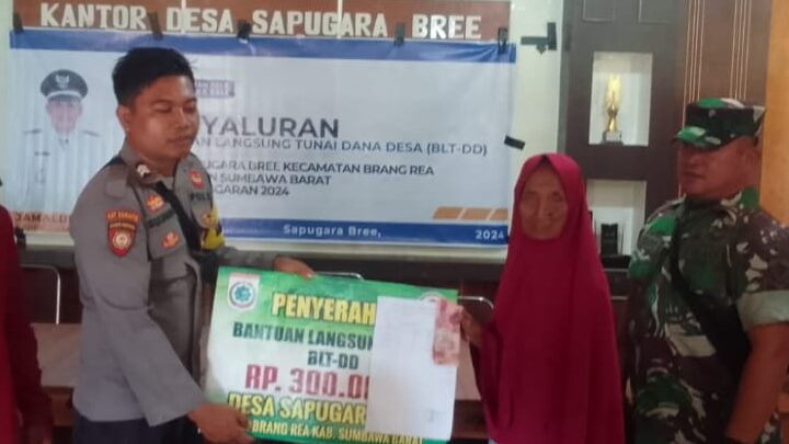 Anggota Polsek Barang Rea Berikan Pendampingan Penyaluran BLT-DD Untuk Warga Desa Sapugara Bree