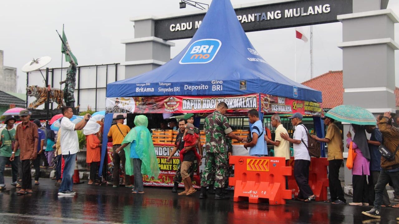 Kodim 0612/ Tasikmalaya berkolaborasi dengan HDCI Bagikan Nasi Kotak untuk Berbuka Puasa Kepada Masyarakat Yang Kurang Mampu