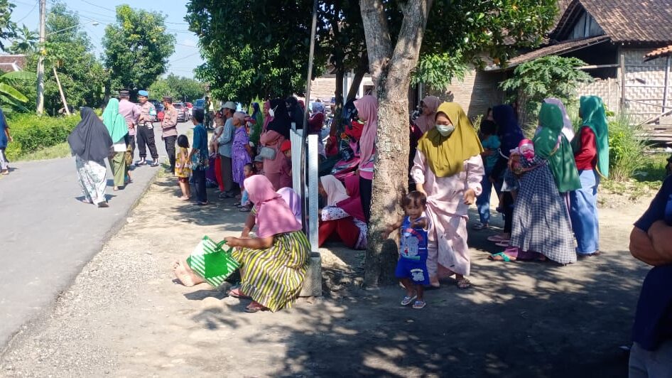 Warga Desa Gedongan Antusias Ikut Melihat Upacara Penutupan TMMD Reg -119