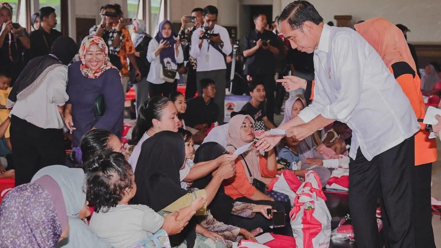 Presiden Jokowi Memberi Semangat Kepada Warga  Terdampak Banjir di Posko Pengungsian di SMK Ganesa Demak