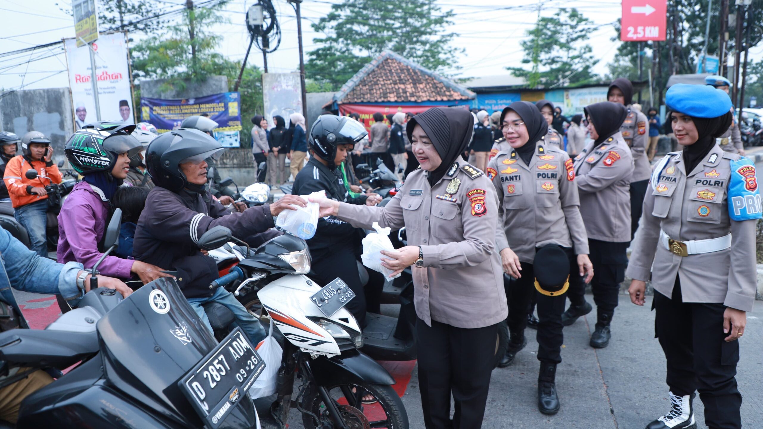 Raih Berkah Ramadhan, Polwan Polda Jabar Bagi Bagi Takjil Gratis Kepada Masyarakat Pengguna Jalan