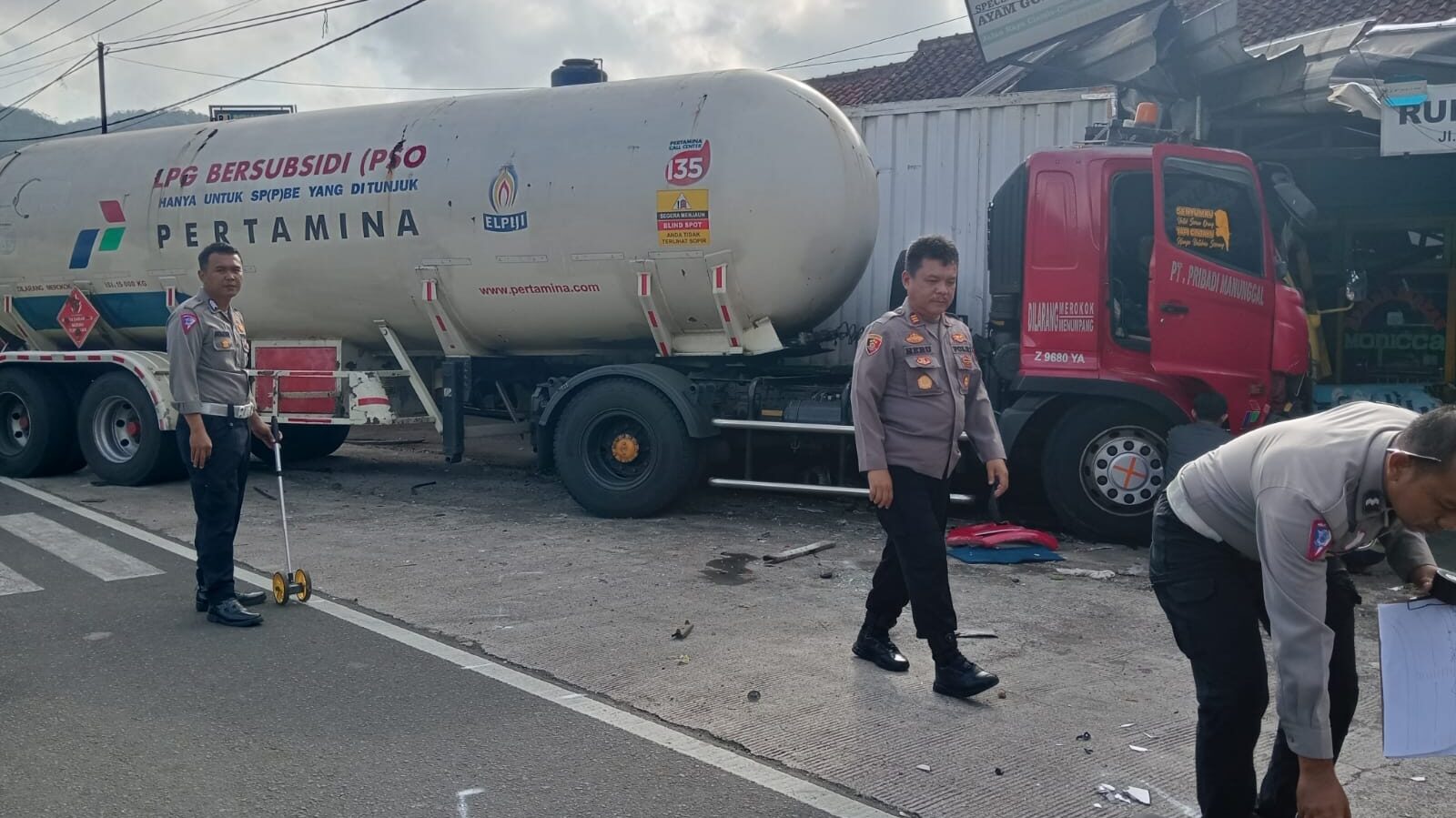 Truk Tangki LPG Oleng, Tabrak Kendaraan dan Rumah Warga di Wilayah Panawangan