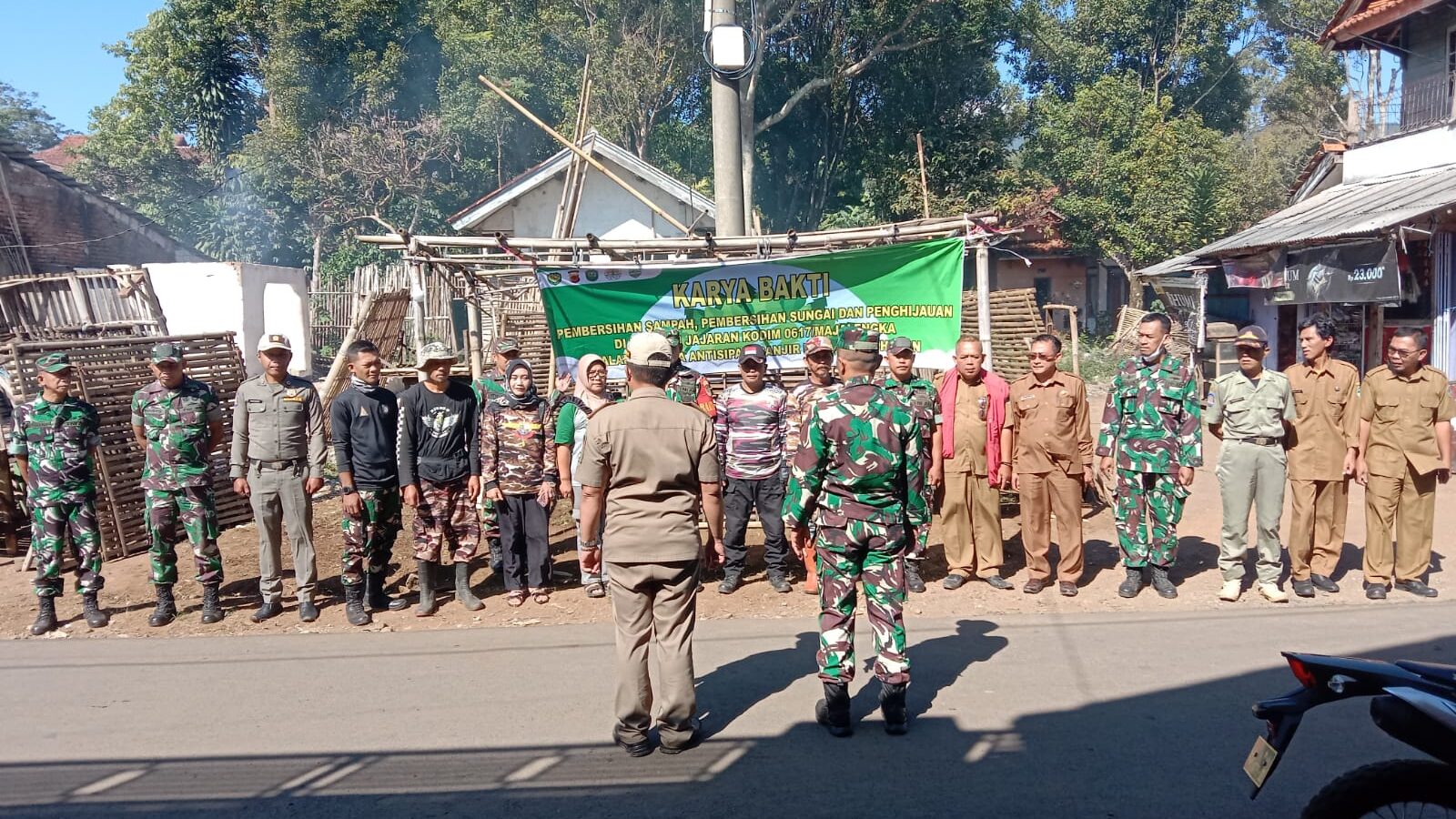 Kegiatan Karya Bakti Pembersihan Saluran Air/Selokan, Antisipasi Penghujan di  Desa Lemah Putih Lemahugih Majalengka