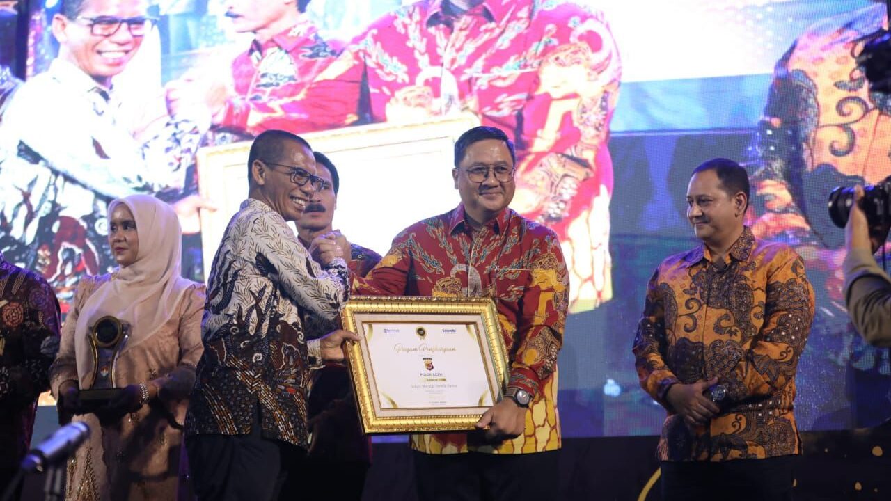 Kapolda Aceh Terima Penghargaan Serambi Awards 2024