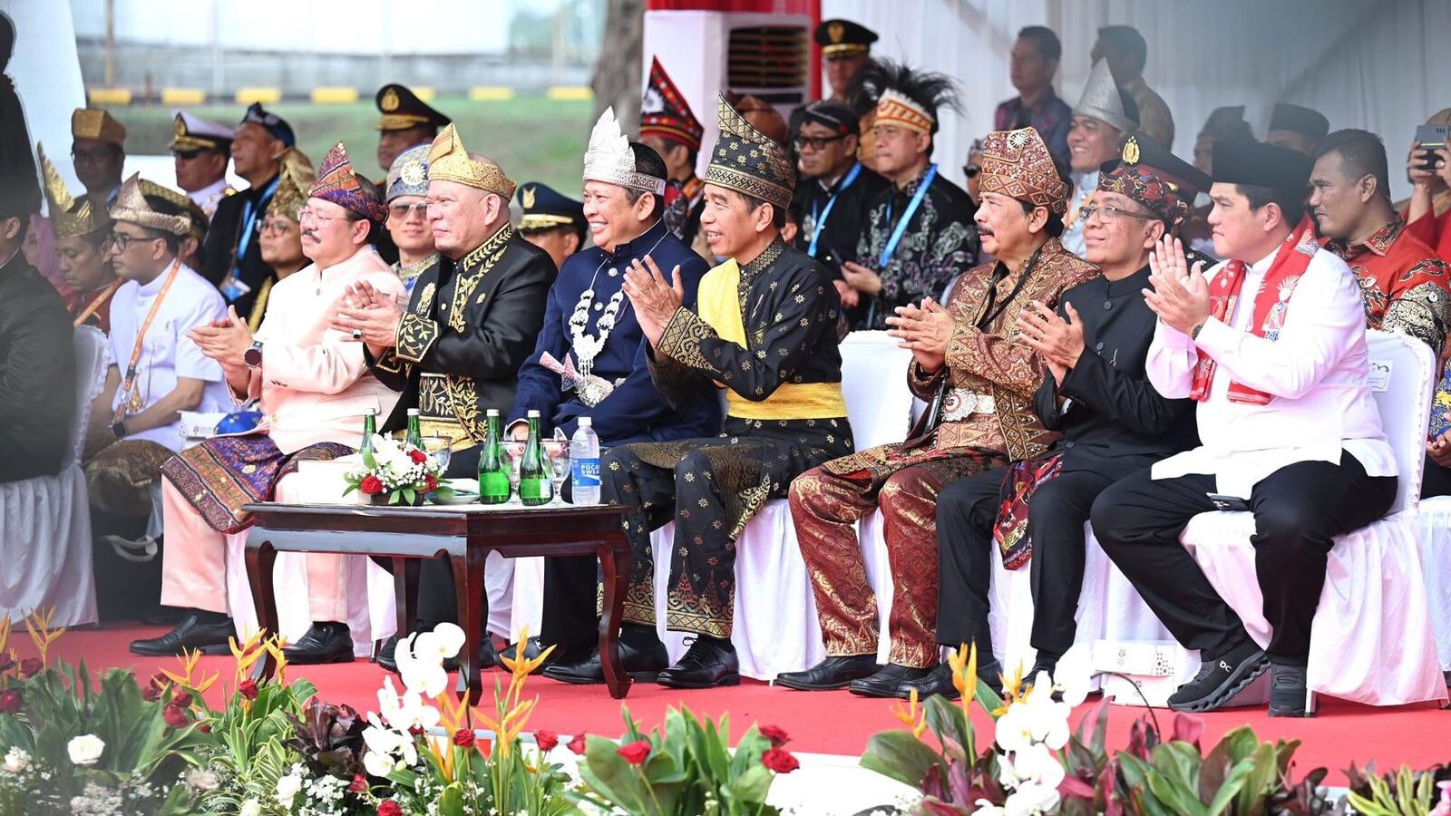 Peringati Hari Lahir Pancasila  2024, Presiden Joko Widodo Bersama  Menteri Menampilkan Kebinekaan Budaya Indonesia Dengan Berbusana tradisional 