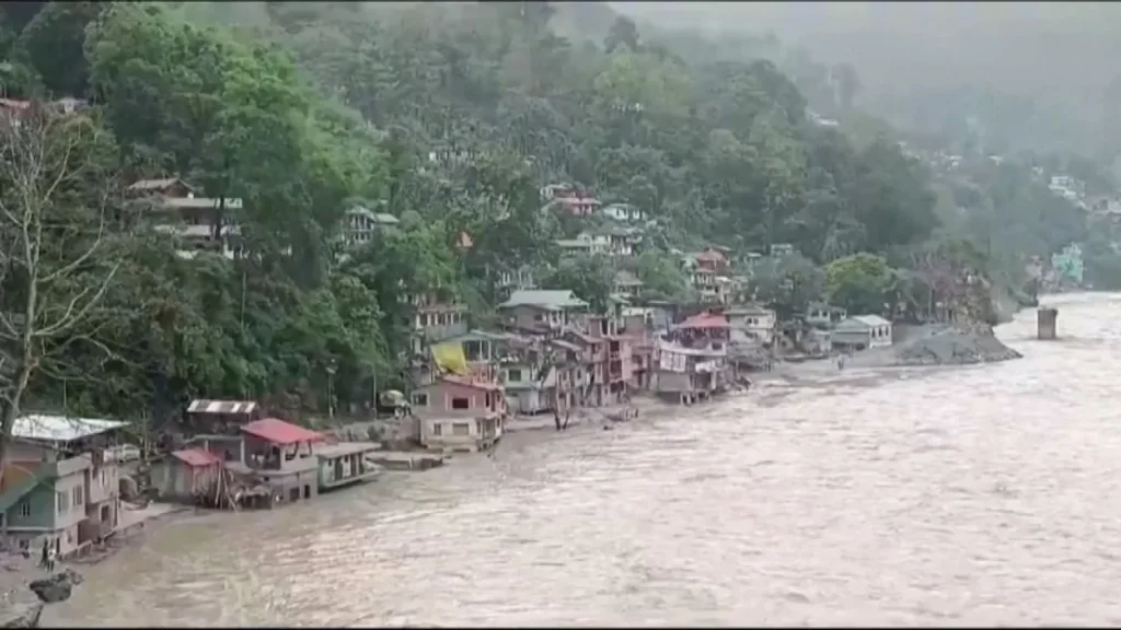 Tanah longsor di wilayah Himalaya menewaskan 10 orang, menyebabkan 2.400 turis terdampar di timur laut India