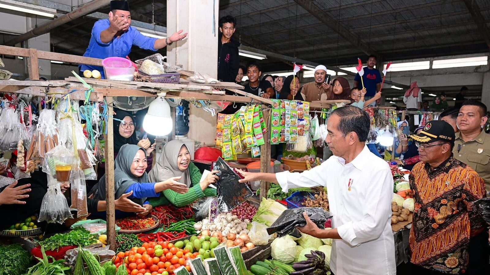 Presiden Joko Widodo Kunjungi Pasar Sanggam Adji Dilayas, Kabupaten Berau, Provinsi Kalimantan Timur