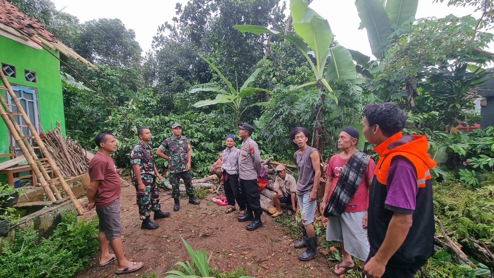 Pohon Sudah Lapuk Menimpa Rumah Warga Kawunglarang, Personel Polsek Rancah Langsung Datangi TKP